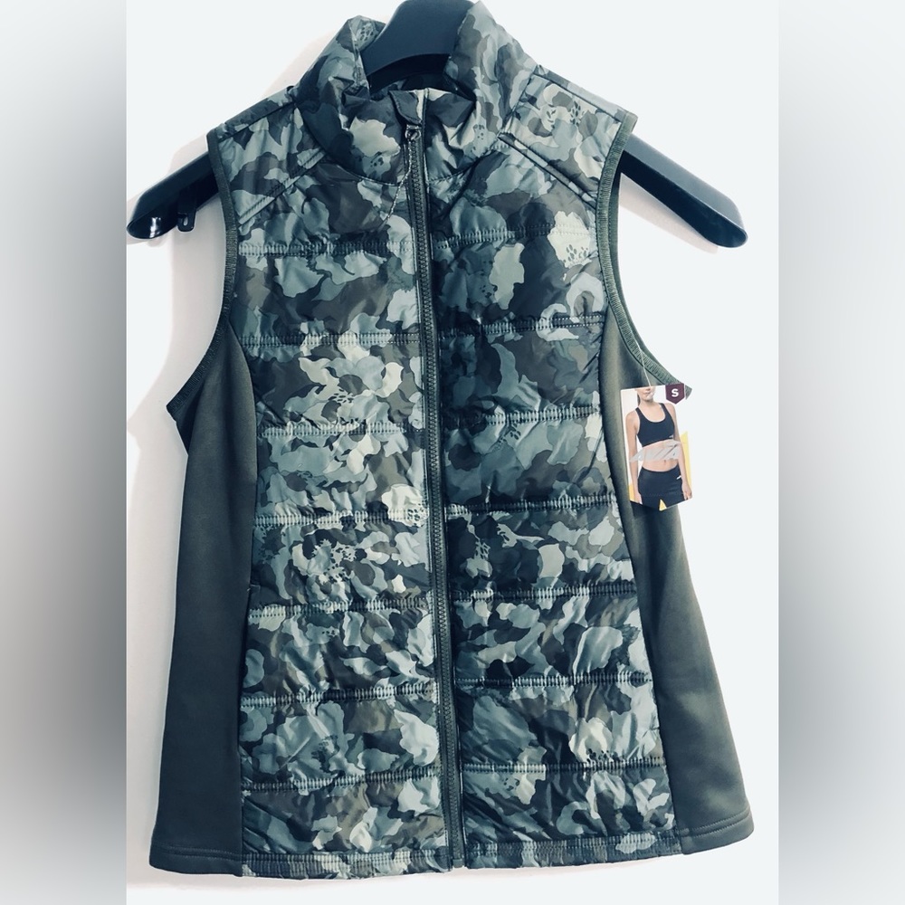 Women’s puffer Vest lightweight zip up four pockets Sleeveless Camo green. Small